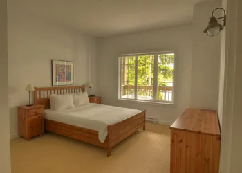 Waters Edge Shoreside Suites hotel thumbnail 4