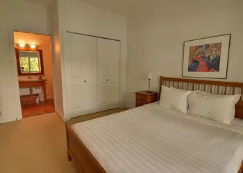 Waters Edge Shoreside Suites hotel thumbnail 5