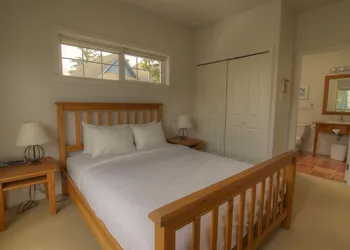 Waters Edge Shoreside Suites hotel thumbnail 6