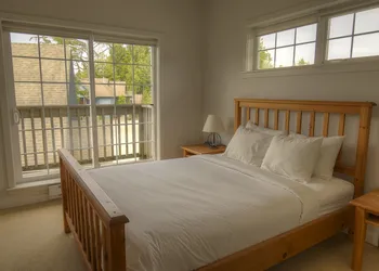 Waters Edge Shoreside Suites hotel thumbnail 7