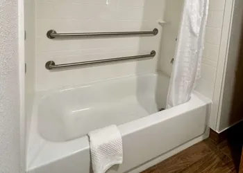 Quality Inn & Suites Albany Airport hotel thumbnail 6