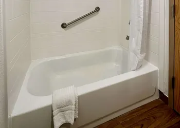 Quality Inn & Suites Albany Airport hotel thumbnail 7