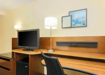 Fairfield Inn and Suites by Marriott Tampa Brandon hotel thumbnail 8