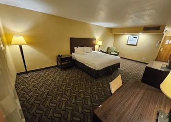 Clarion Inn & Suites Roswell hotel thumbnail 5
