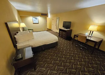 Clarion Inn & Suites Roswell hotel thumbnail 6
