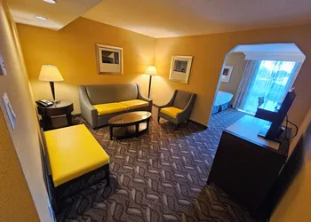Clarion Inn & Suites Roswell hotel thumbnail 7