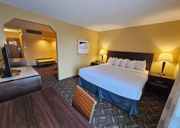 Clarion Inn & Suites Roswell hotel thumbnail 8