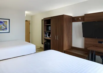Holiday Inn Express Toronto - Downtown by IHG hotel thumbnail 3