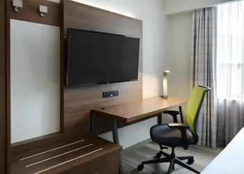 Holiday Inn Express Toronto - Downtown by IHG hotel thumbnail 4
