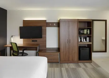 Holiday Inn Express Toronto - Downtown by IHG hotel thumbnail 5
