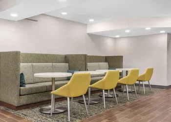 Hampton Inn & Suites by Hilton Toronto Downtown hotel thumbnail 2