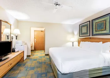 La Quinta Inn & Suites by Wyndham El Paso East hotel thumbnail 7