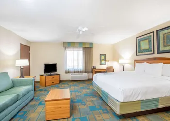 La Quinta Inn & Suites by Wyndham El Paso East hotel thumbnail 8
