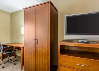 Comfort Inn & Suites Airport - American Way hotel thumbnail 8