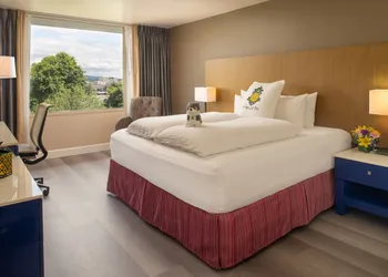 Staypineapple, Hotel Rose, Downtown Portland hotel thumbnail 5