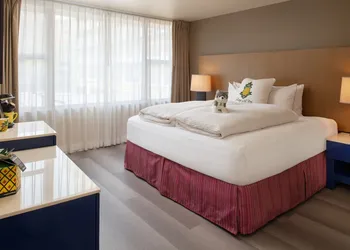 Staypineapple, Hotel Rose, Downtown Portland hotel thumbnail 6