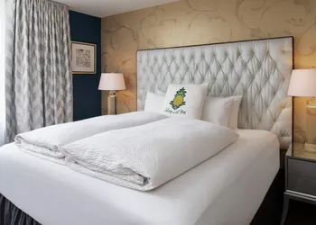 Staypineapple, Hotel Rose, Downtown Portland hotel thumbnail 7