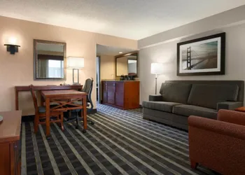 Embassy Suites by Hilton San Francisco Airport Waterfront hotel thumbnail 8