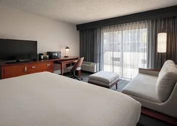 Courtyard by Marriott Fresno hotel thumbnail 4
