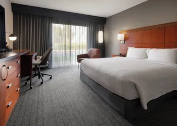 Courtyard by Marriott Fresno hotel thumbnail 6