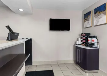 Econo Lodge hotel thumbnail 6
