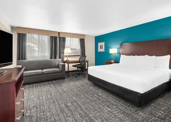 La Quinta Inn & Suites by Wyndham Portland NW hotel thumbnail 5