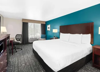 La Quinta Inn & Suites by Wyndham Portland NW hotel thumbnail 7
