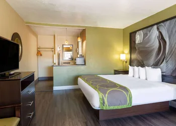 Super 8 by Wyndham Conference Center NAU/Downtown hotel thumbnail 4