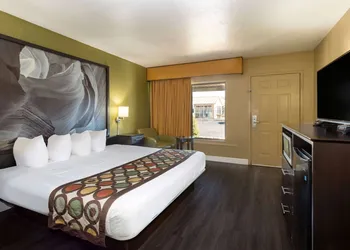 Super 8 by Wyndham Conference Center NAU/Downtown hotel thumbnail 5