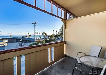 Howard Johnson by Wyndham Santa Cruz hotel thumbnail 4