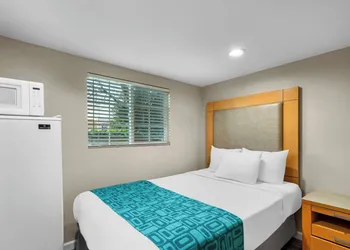 Howard Johnson by Wyndham Santa Cruz hotel thumbnail 6