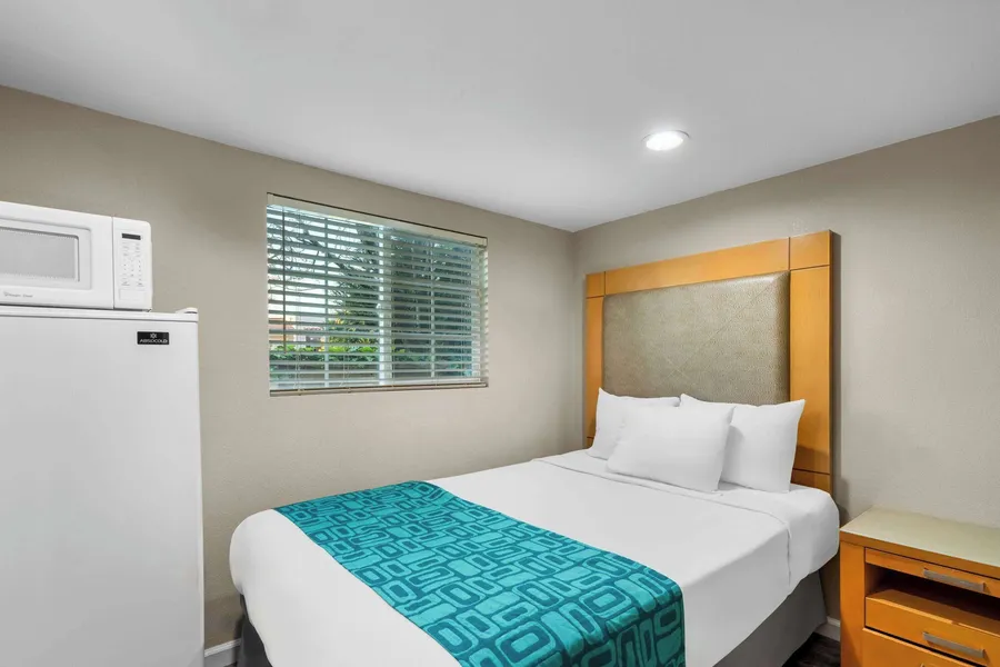 Howard Johnson by Wyndham Santa Cruz hotel detail image 6