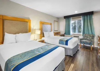 Howard Johnson by Wyndham Santa Cruz hotel thumbnail 8