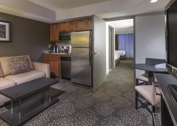 Holiday Inn & Suites Phoenix Airport North by IHG hotel thumbnail 5