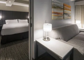Holiday Inn & Suites Phoenix Airport North by IHG hotel thumbnail 7