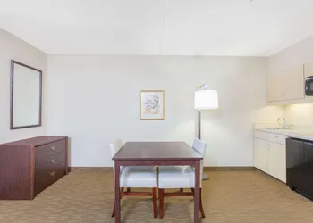 Hawthorn Suites by Wyndham Midwest City Tinker AFB hotel thumbnail 4