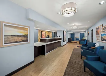 Red Roof Inn PLUS+ & Suites Naples Downtown-5th Ave S hotel thumbnail 2