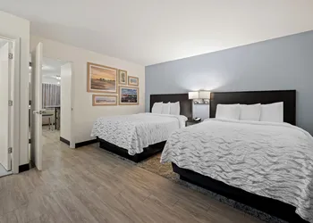 Red Roof Inn PLUS+ & Suites Naples Downtown-5th Ave S hotel thumbnail 3