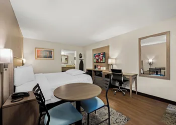 Red Roof Inn PLUS+ & Suites Naples Downtown-5th Ave S hotel thumbnail 5