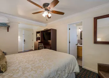 Clarion Collection Carmel Oaks Inn hotel thumbnail 5