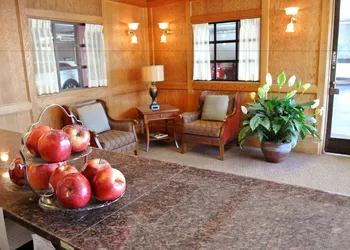 Cow Hollow Inn & Suites hotel thumbnail 3