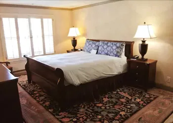 Cow Hollow Inn & Suites hotel thumbnail 5