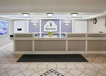 La Quinta Inn by Wyndham Omaha West hotel thumbnail 2