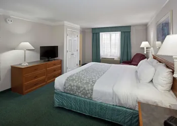 La Quinta Inn by Wyndham Omaha West hotel thumbnail 6