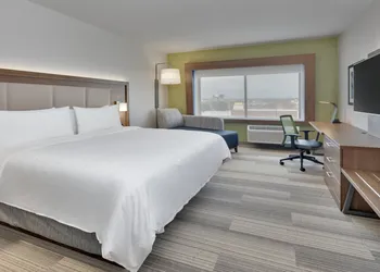 Holiday Inn Express & Suites Oklahoma City West-Yukon by IHG hotel thumbnail 2