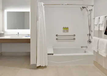 Holiday Inn Express & Suites Oklahoma City West-Yukon by IHG hotel thumbnail 8