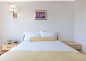 Super 8 by Wyndham Lake Havasu City hotel thumbnail 3
