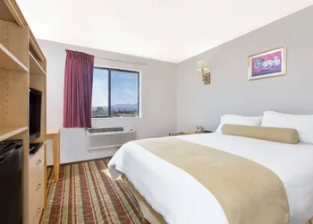 Super 8 by Wyndham Lake Havasu City hotel thumbnail 4