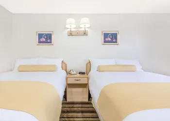 Super 8 by Wyndham Lake Havasu City hotel thumbnail 6