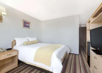 Super 8 by Wyndham Lake Havasu City hotel thumbnail 8
